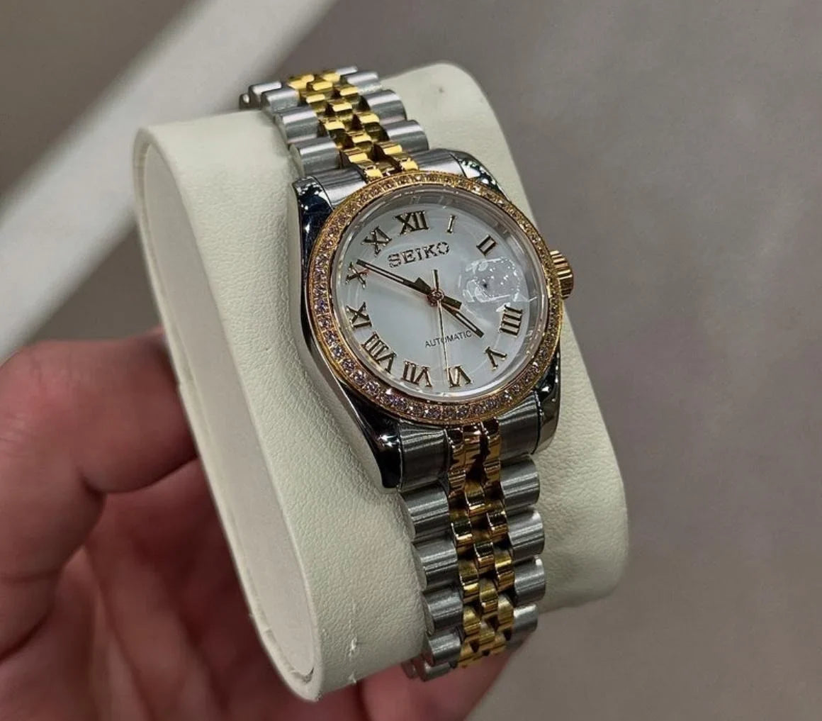 Ladyjust | Two-Tone White Roman — Detail 1